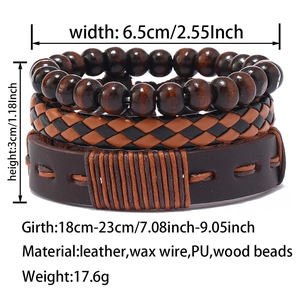 Gros plan sur un ensemble de bracelets vintage en cuir pour homme avec perles en bois