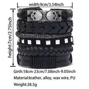 Vue détaillée du bracelet en cuir multicouche avec crâne, rivets et cordes cirées