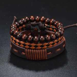Vue macro d'un ensemble 3 pièces pour homme avec cuir tressé, perles bois et couture orange