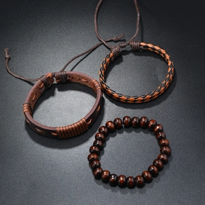 Détail d'un lot de trois bracelets vintage pour hommes en cuir tressé et perles en bois