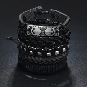 Bracelet multicouche punk en cuir pour homme avec des breloques crâne en métal argenté