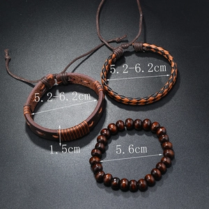 Vue détaillée de l'ensemble trois pièces pour homme en cuir marron, cordon et bois