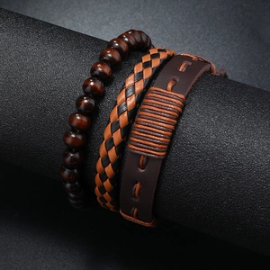 Détail d'un ensemble de bracelets en cuir rétro pour homme avec perles en bois et tressage