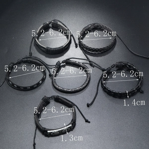 Détail de bracelets en cuir noir avec breloques tête de mort et dimensions