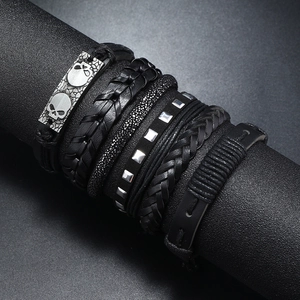 Bracelets Multi-Rangs en Cuir Véritable pour Hommes Punk Crâne Vintage Bracelet en Cuir Tressé Noir Rivet en Alliage Bijoux Gothiques