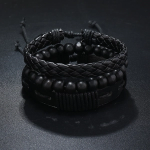 Détail de bracelets multicouches pour hommes en cuir tressé noir avec perles en bois