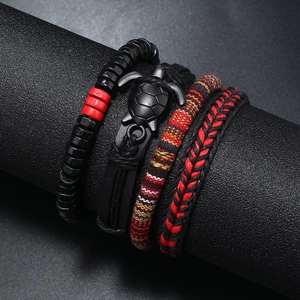 Détail d'un ensemble de 4 bracelets pour hommes avec cuir tressé et breloque tortue