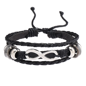 Détail d'un bracelet en cuir noir multicouche avec symbole infini et perles en métal
