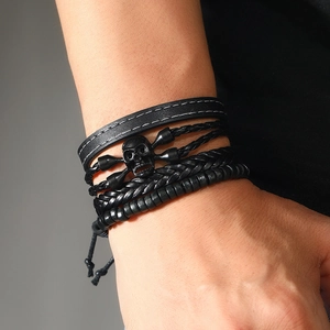 Herren Punk Lederarmband Set mit Totenkopf-Anhängern und gewebten mehrlagigen schwarzen Bändern