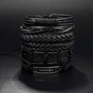 Detail von mehrlagigen schwarzen Lederarmbändern mit Webseilen und silbernem Kreuz