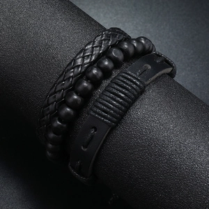 Vue détaillée d'un ensemble de 3 bracelets pour hommes en cuir tressé noir et perles mates
