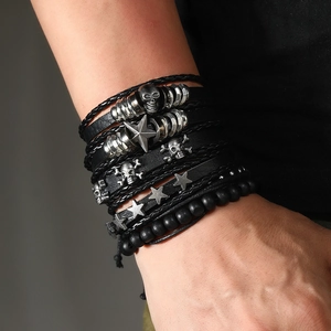 Mehrlagiges Punk-Lederarmband-Set für Herren mit Totenkopf und Sternen in Schwarz und Silber