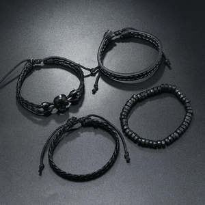 Detail eines schwarzen vierteiligen Punk-Lederarmband-Sets mit Totenkopf und Holzperlen