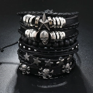 Mehrlagiges schwarzes Lederarmband-Set mit Totenkopf- und Stern-Punk-Anhängern