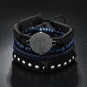 Vue détaillée d'un ensemble de bracelets multicouches en cuir avec pendentif croix de Jésus