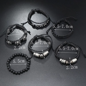 Detail von 6-teiligen Herren Punk-Lederarmbändern mit verstellbaren Größenangaben