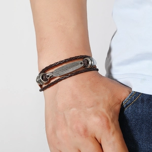 Vue détaillée du bracelet homme en cuir avec plume en alliage et détails tressés