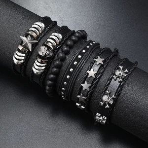 Detail von 6-teiligen Herren-Punk-Skull-Armbändern aus schwarzem Leder und Silberlegierung