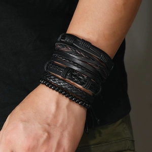 Bracelets pour Hommes Vintage Multicouche Tressés en Cuir PU et Perles de Bois Ajustables Punk Rock Bijoux Faits à la Main