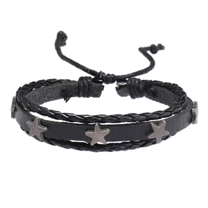 Détail d'un bracelet multicouche en cuir noir avec étoiles argentées et cordon réglable
