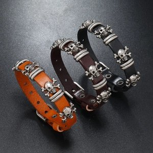 Bracciale punk in pelle con teschio in nero, marrone e arancione con dettagli in metallo