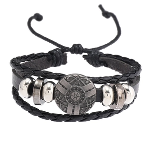Détail d'un bracelet multicouche en cuir pour homme avec boucle en alliage et cordons