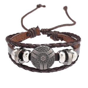 Détail d'un bracelet multicouche en cuir pour homme avec charme engrenage et perles