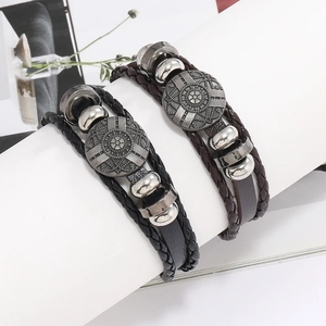Détail de bracelets en cuir pour hommes avec charms vintage et textures tressées