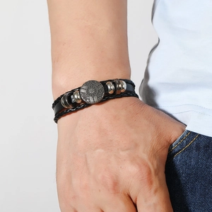 Détail d'un bracelet multicouche pour homme en cuir avec des perles en métal argenté