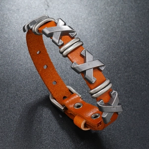Détail du bracelet punk en cuir orange avec rivets en alliage en forme de X et boucle