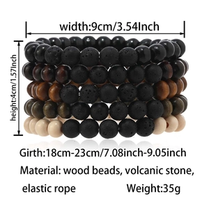 Détails du bracelet multicouche montrant des perles en bois et la texture de pierre de lave