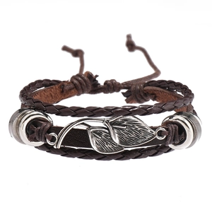 Gros plan détaillé du bracelet en cuir multicouche avec feuilles en alliage gravées vintage