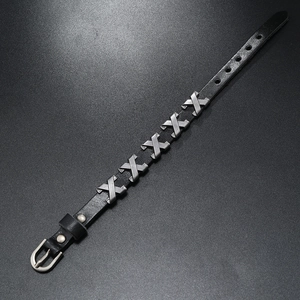 Verstellbares schwarzes Punk Lederarmband mit silbernen X-Metallnieten für Herren