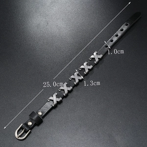 Detail eines verstellbaren schwarzen Leder-Punk-Armbands mit fünf silbernen X-Nieten