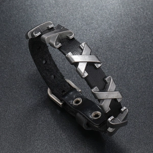 Verstellbares Punk-Lederarmband in Schwarz mit silbernen X-Nieten und Schnallenverschluss