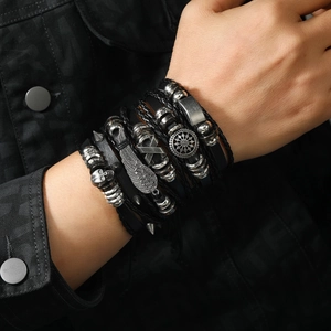 Bracelet punk en cuir pour homme avec tête de mort porté sur veste en denim