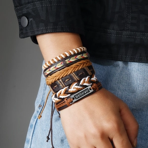 Bracelet multicouche en cuir pour hommes avec plaque métallique gravée du mot Believe