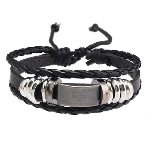 Détail d'un bracelet multicouche en cuir tressé avec plaques métalliques et anneaux polis