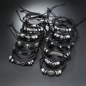 Détail du lot de 12 bracelets punk en cuir avec breloques crâne en métal et étoiles