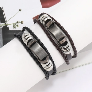 Détail de bracelets en cuir tressé multicouche avec accents et anneaux en alliage vintage