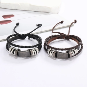 Détail d'un bracelet multicouche en cuir tressé avec anneaux en alliage et nœud coulissant