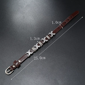 Détail du bracelet punk en cuir marron avec clous en X argentés et dimensions
