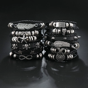 Vue détaillée des bracelets punk en cuir avec breloques crâne, étoile et plume
