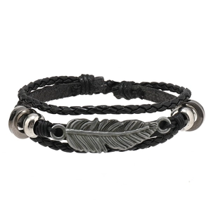 Set de bracelets multicouches punk en cuir pour hommes avec plume et tête de mort