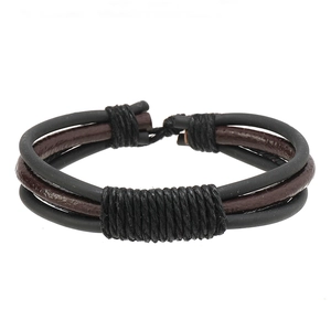 Dettaglio del bracciale multistrato in pelle fatto a mano con cinturini marroni e cordini