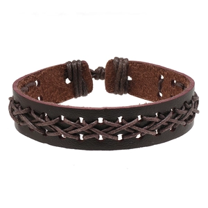 Dettaglio del bracciale in pelle intrecciata testa di moro con chiusura a cordoncino regolabile