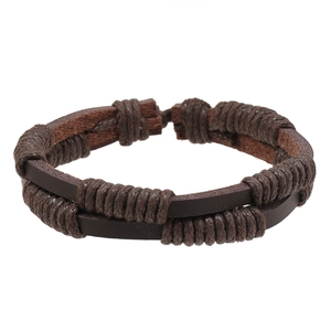 Dettaglio del bracciale in pelle marrone scuro con corda intrecciata e stile vintage fatto a mano
