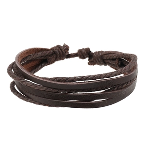 Dettaglio del bracciale multistrato in pelle marrone scuro con corde di cera intrecciate