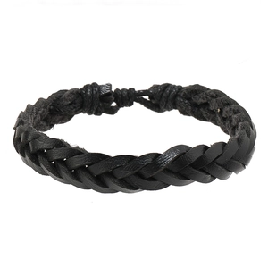 Dettaglio del bracciale in pelle intrecciata nera con chiusura a corda regolabile