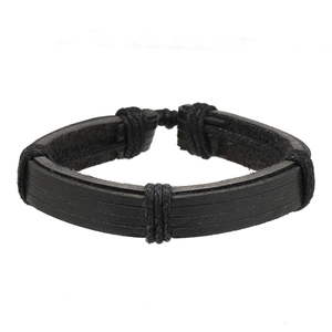 Dettaglio del bracciale in pelle nera a tre strati con corda intrecciata a mano vintage